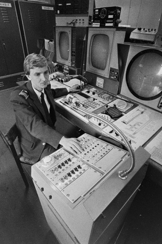 Tallinna lennujaama instruktor Ildor Salahutdinov lennukite maandamise dispetšerruumis.