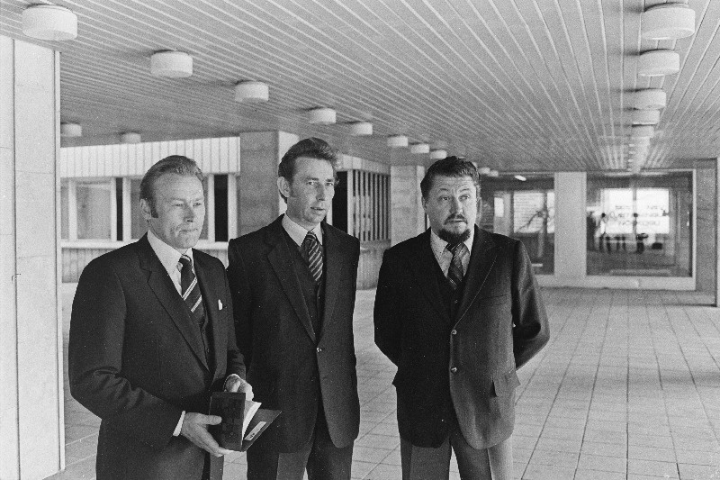 Vabariigi sovhoostehnikumide õpetajate aktiivpäeval Eesti NSV Ametiühingute Nõukogu Majas vestlevad näidissovhoostehnikumide õppealajuhatajad Tõnis Tammet Tihemetsast, Jaan Murd Kehtnast ja Riho Pulk J. Gagarini nimelisest NST- st.