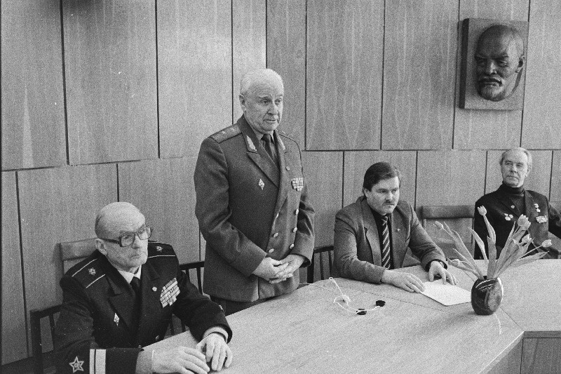 Tallinna garnisoni sõjalise ja poliitilise väljaõppe eesrindlaste vastuvõtul ELKNÜ Keskkomitees kõneleb erukindralmajor Karl Aru. Vasakult 1. Nõukogude Liidu kangelane I järgu kapten Anatoli Konjajev, 3. ELKNÜ Keskkomitee sekretär Jaak Saarniit, 4. erukontradmiral Boriss Rumjantsev.