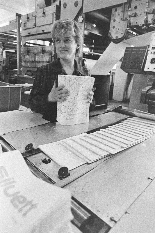 Tallinna 1. kutsekeskkooli kolmanda kursuse trükkija-eriala õpilane Heli Kokk praktikal EKP Keskkomitee Kirjastuses.