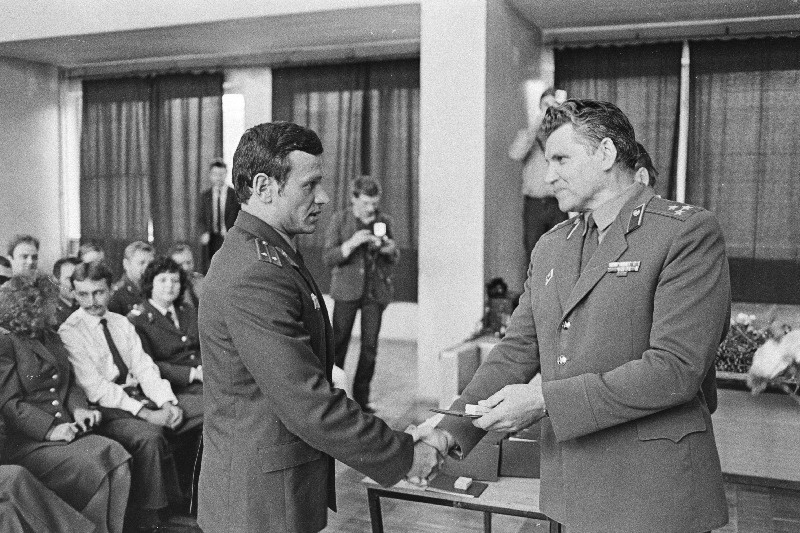 Tallinna miilitsa erikeskkooli lõpetajatele annab diplomeid kätte Eesti NSV siseministri asetäitja Viktor Lembinen.
