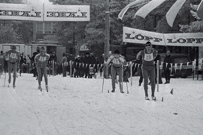 Nõukogude armee 64. aastapäevale pühendatud XVI Tallinn- Keila- Tallinn maratoni finišijoone ületab võidukas S. M. Kirovi nimelise näidiskalurikolhoosi meeskond.