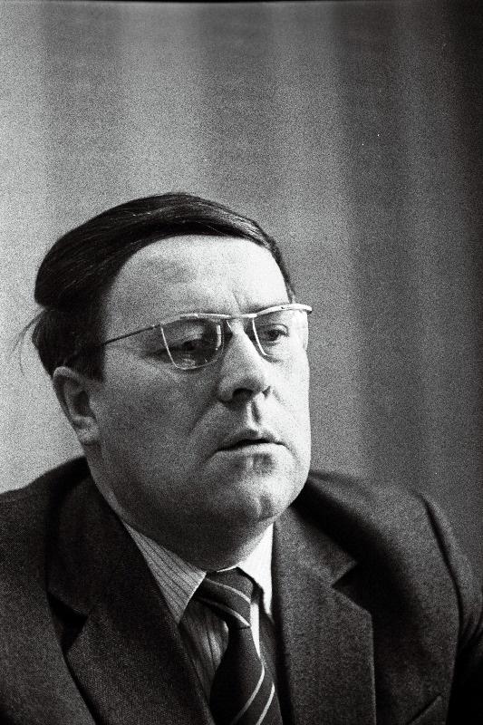 Eesti NSV Riikliku Kirjastuskomitee aseesimees, J. Jenseni nimelise raamatukunsti aastapreemiate žürii esimees Vello Lindsalu.