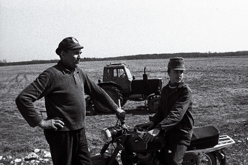 Eesti NSV teeneline mehhanisaator, Rapla rajooni "Tasuja" kolhoosi traktorist Kustas Lund koos poja Andrusega põllul.