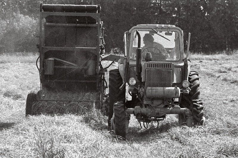 V.I. Lenini nimelise kolhoosi põllutööriistade mehaanik Arno Radin heinapressiga töötamas.
