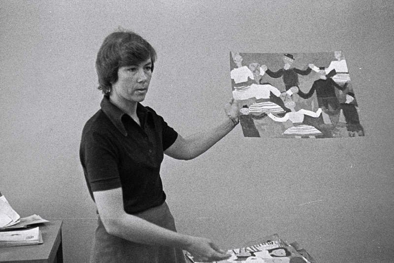 Tallinna 46. Keskkooli kunstiklassi õpetaja Tiiu Isok õpilaste joonistusi näitamas.