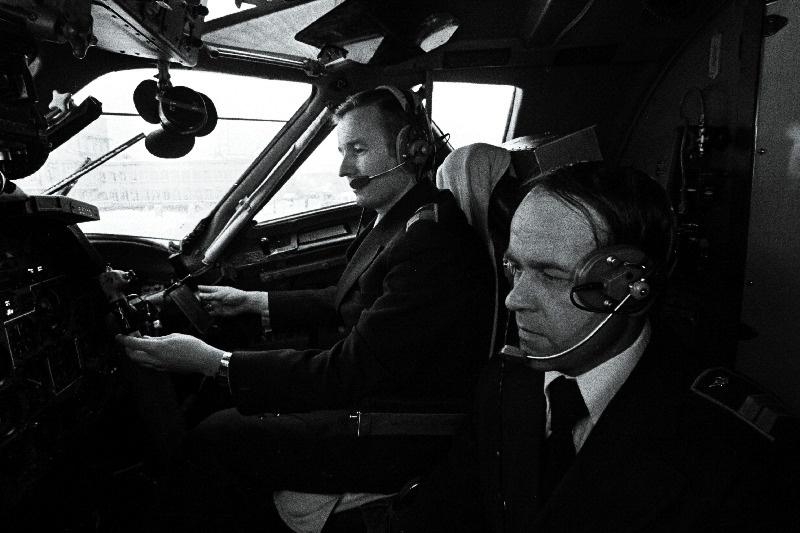 Eesti Vabariikliku Tsiviillennunduse Tootmiskoondise lennuki TU-134 teine piloot August Kaasik (vasakul) ja pardamehhaanik Johannes Tilk stardiootel.