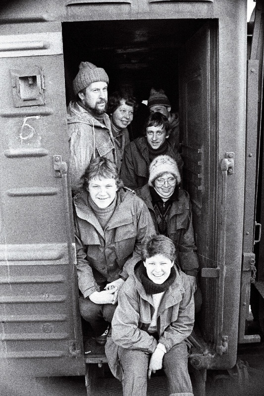 Vabariigi koolinoorte ühismatkast Hibiinidesse osavõtjad enne ärasõitu Balti jaamas.