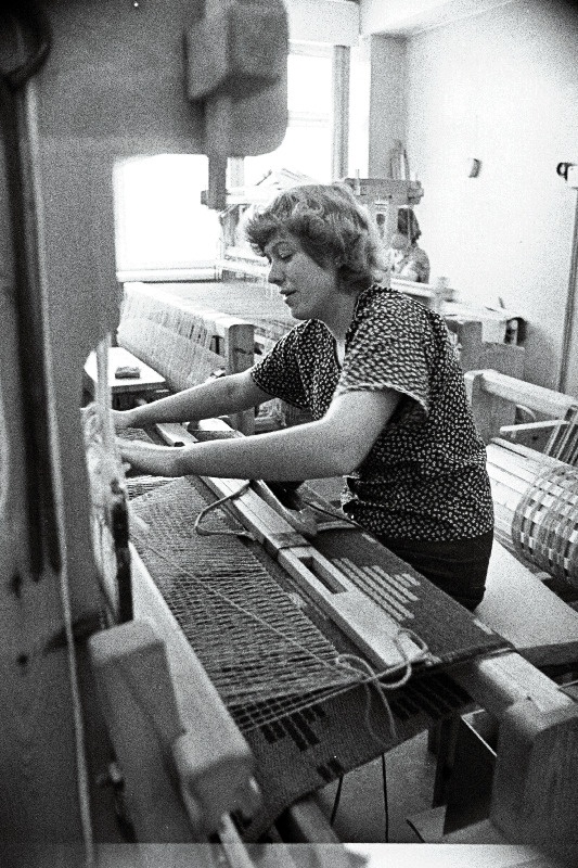 Teeninduskombinaadi "Harju" kuduja Milvi Lilleleht töötamas.