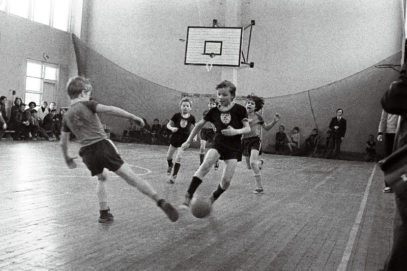 Tallinna koolinoorte E-klassi minijalgpalliturniirist osavõtjad võistlushoos.