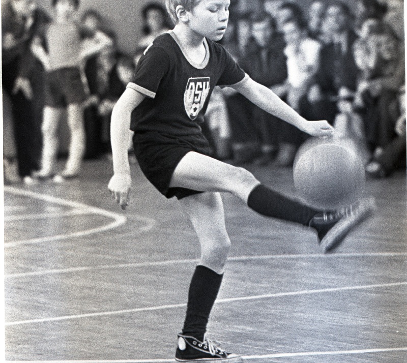 Tallinna Koolinoorte E-klassi minijalgpalliturniiri parima tehnikaga mängija Indro Olumets.