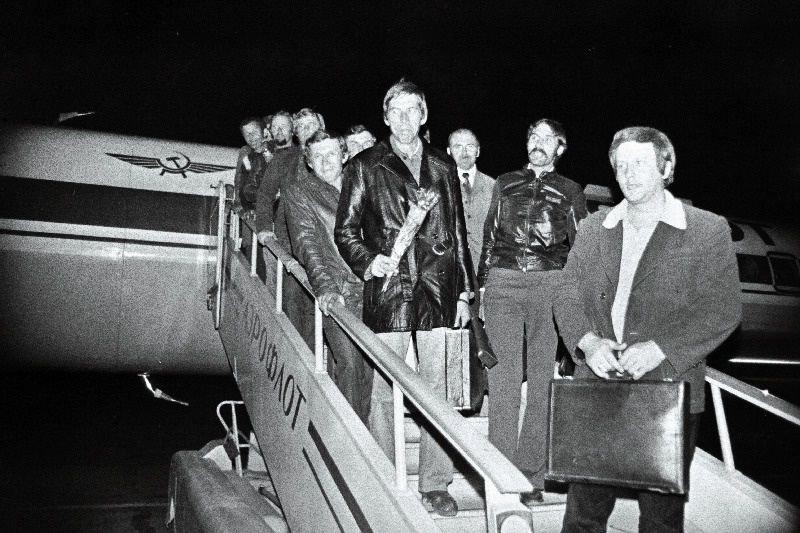 Aafrikast saabunud "Hiiu Kaluri" kolhoosi kaugpüügilaeva "Puise" meeskond lennukist väljumas.