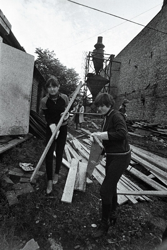 Laupäevakust osavõtjad Tallinna vanalinna korrastamas.