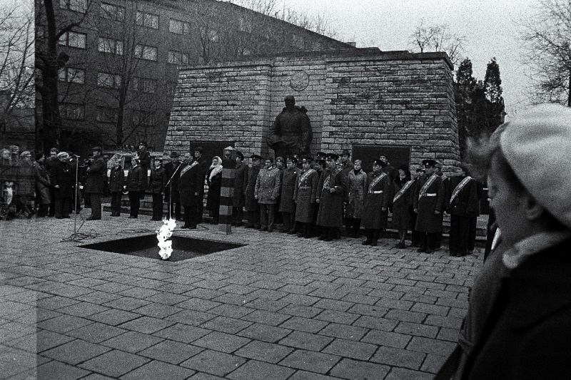 NLKP XXVI kongressile pühendatud üleliidulisest tähesõidust osavõtjate miiting Tallinna Vabastajate monumendi juures.
