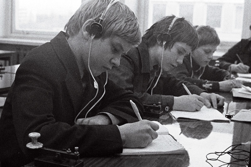 Tallinna Pioneeride ja Koolinoorte Palee raadiooperaatorite ringi liikmed harjutamas.