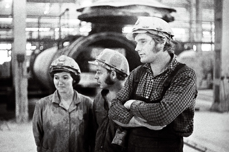 Palistvere Ehitusmaterjalide Tehase töötajad (vasakult) Anna Ogarnova, brigadir Harry Pugan ja Riho Karm NSV Liidu konstitutsioonipäevale ja ÜLKNÜ 61. aastapäevale pühendatud laupäevakul töö juures.