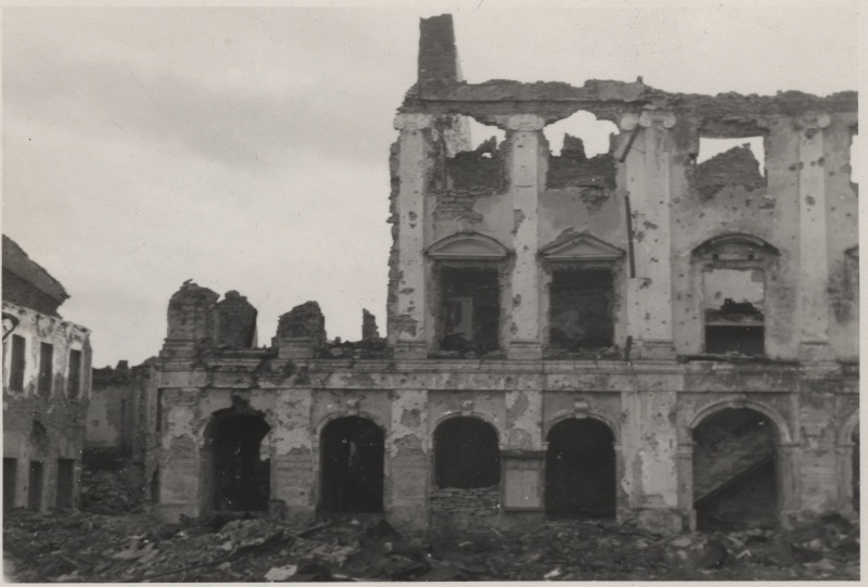 Purustatud Narva 1944.a. Narva Börsihoone varemed