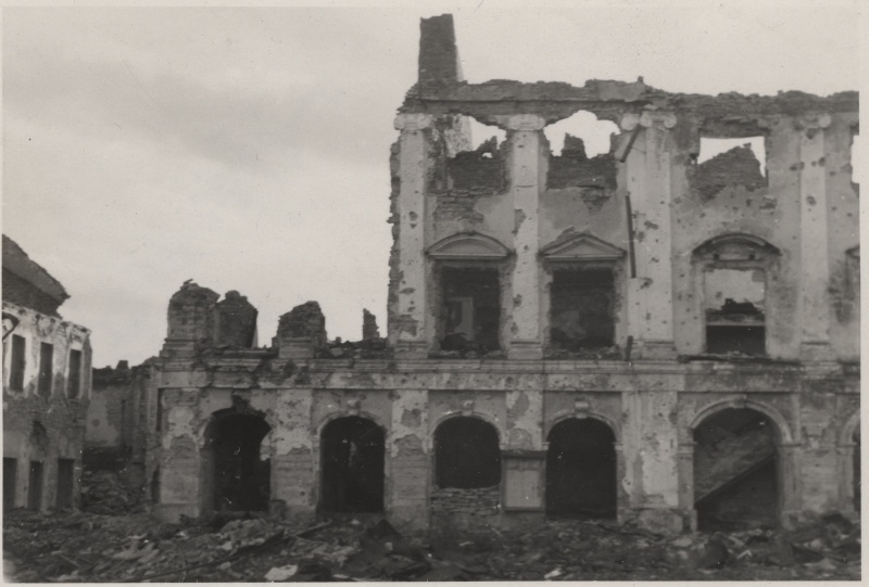 Purustatud Narva 1944.a. Narva Börsihoone varemed