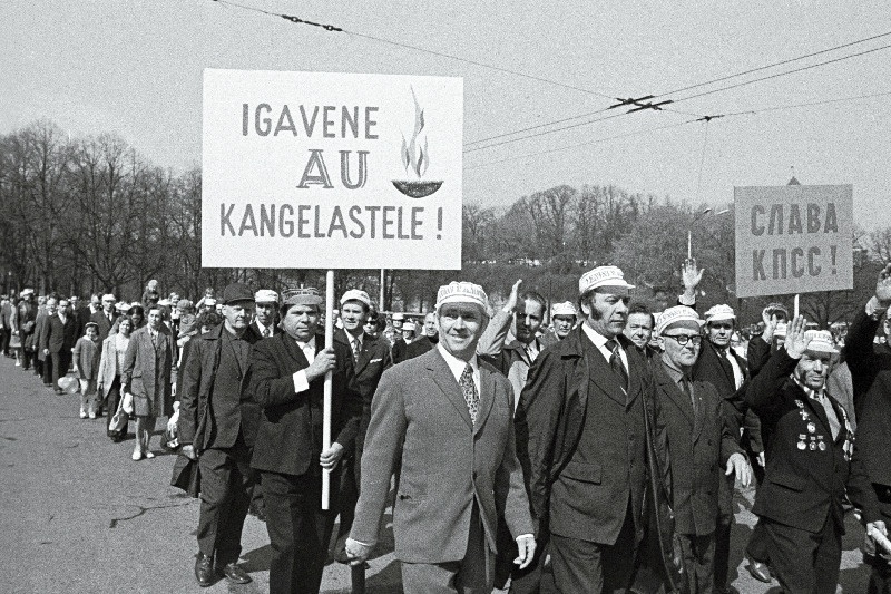 Sõjaveteranid fašismi üle saavutatud võidu 30.aastapäeva tähistamise rongkäigus.