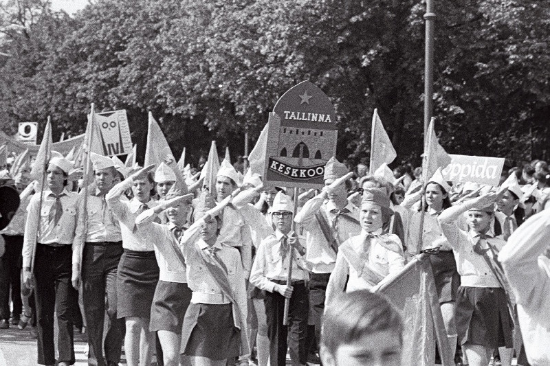 Tallinna 1.Keskkooli pioneerid Üleliidulise Pioneeriorganisatsiooni 53.aastapäevale pühendatud paraadil.