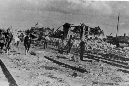 Teise maailmasõja purustused Narvas. Raudteejaam