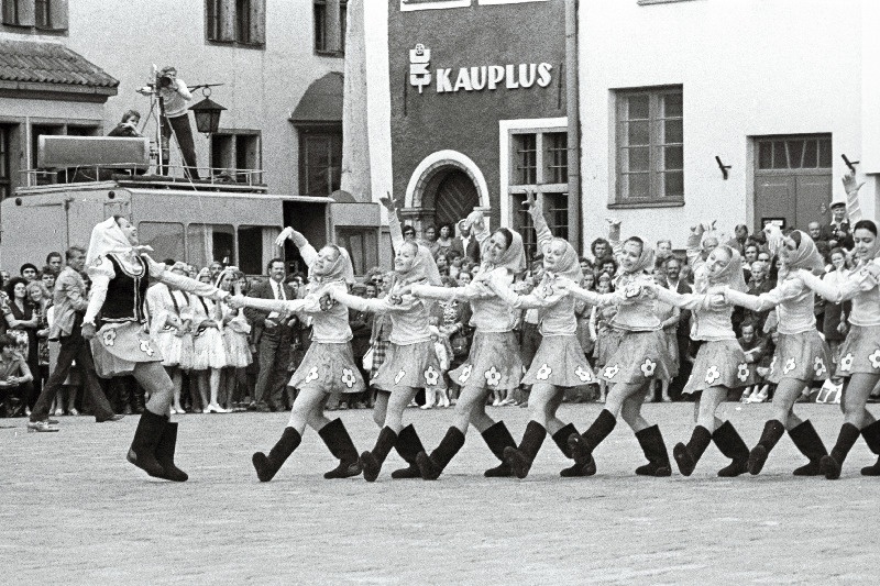 Eesti NSV 35.aastapäevale pühendatud vabariiklikule laulu- ja tantsupeole saabunud Pihkva oblasti Kultuurharidustöö Kooli rahvatantsuansambel "Junost" Raekoja platsil esinemas.