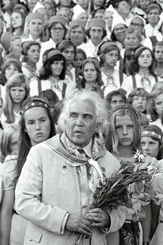 NSV Liidu rahvakunstnik, professor, Eesti NSV 1975.a.üldlaulu- ja tantsupeo ühendkooride üldjuht Gustav Ernesaks.