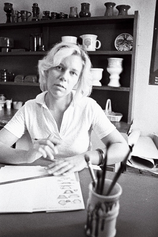 Tallinna Ehituskeraamika Tehase Siimusti tsehhi kunstnik Marget Tafel.