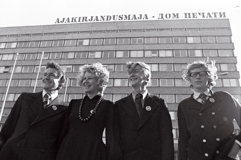 Ajalehe "Noorte Hääl" 35.aastapäevale pühendatud kirjasaatjate nõupidamisest osavõtjad (vasakult) Margus Välja, TRÜ üliõpilane Aune Kulikova, Keila keskkooli abiturient Aare Kasemaa ja ENSV Filmi-, Foto- ja Fonodokumentide Riikliku Keskarhiivi fotoosakonna vanemteadur Ralf Parve ajakirjandusmaja ees.