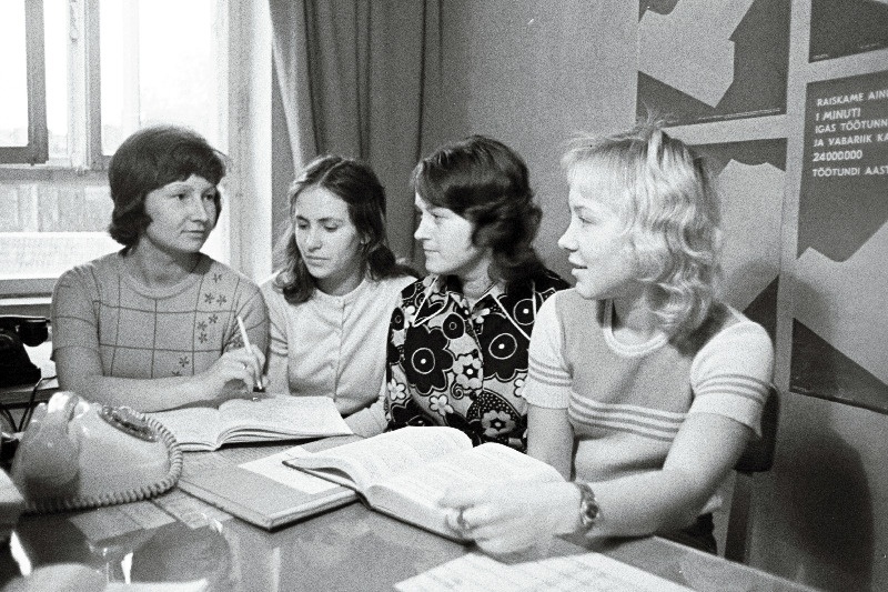 Vabriku "Salvo" komsomolijuhid (vasakult) Reede Vimberg, Daisy Leismann, Ene Liivoja ja Anne Truumaa leninlikust õppetunnist kokkuvõtteid tegemas.