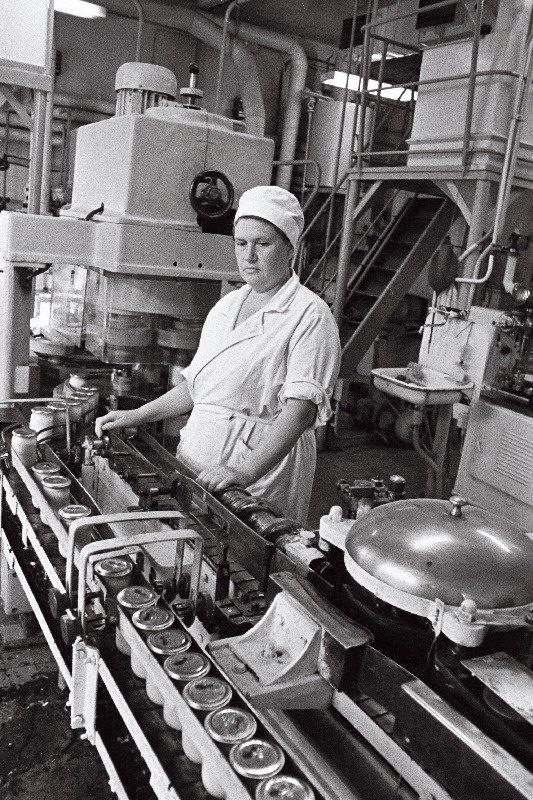 Tallinna Parfümeeria ja Toidurasvade Kombinaadi majoneesitegija Ljubov Sapožnikova töö juures.