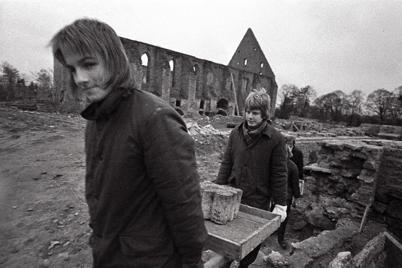 Tallinna 22.keskkooli õpilased Pirita kloostri varemete juures koristamas.