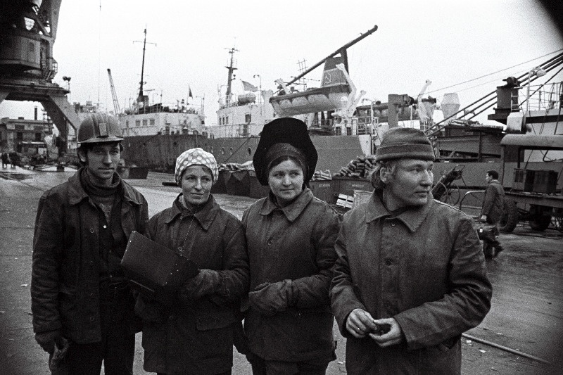 Tallinna Laevaremonditehase komsomoli- ja noortebrigaadi liikmed (vasakult) brigadir Andrei Lokai, keevitajad Valentina Sveklina ja Zoja Jerjomina ning lukksepp Mihhail Ridal.