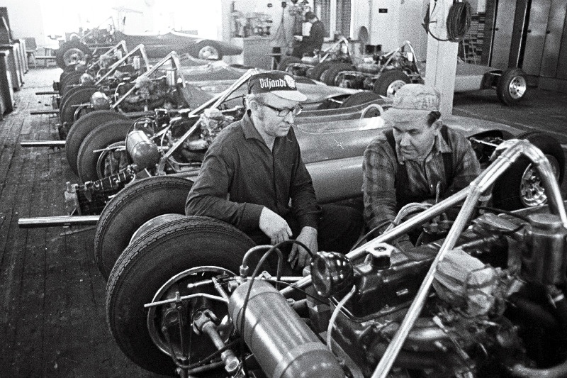 Tallinna Autoremomdi Katsetehase 3.jaoskonna montaažitsehhi mehaanik Aksel Tali ja tema võidusõitja Henry Saaren.