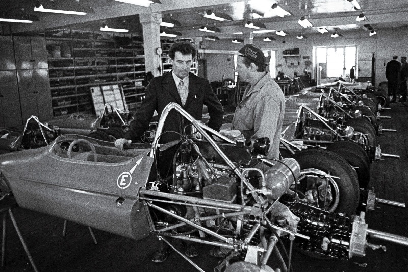 Tallinna Autoremomdi Katsetehase 3.jaoskonna montaažitsehhi mehaanik Taimo Esop ja tema võidusõitja Enn Griffel.