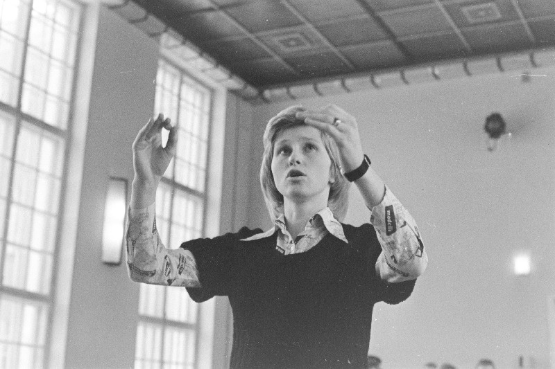 Tallinna 20. Keskkooli õpetaja Heli Ojaste noori juhatamas.