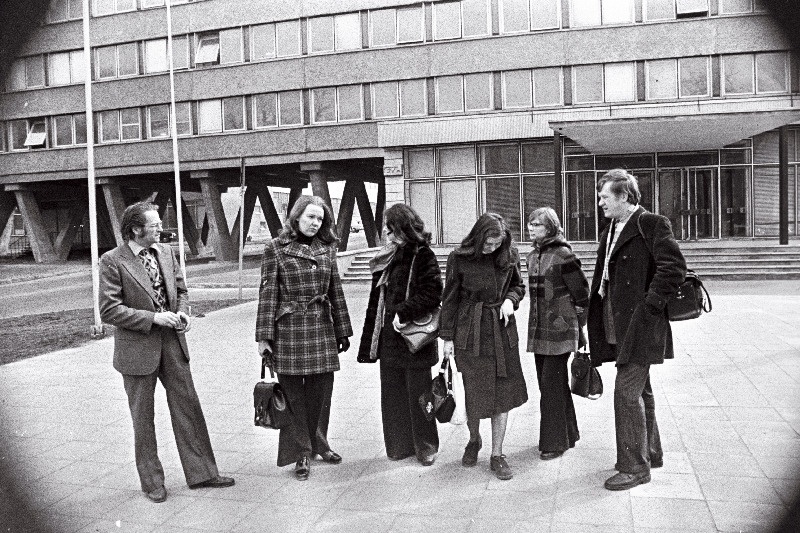 Läti NSV noorsooajalehe „Padomju Jaunatne“ toimetuse töötajad (vasakult) Janis Abolins, Inga Jeruma, Ilze Bumane, Daina Olina, Aida Predele ja Egons Rakenis Tallinna Ajakirjandusmaja ees.