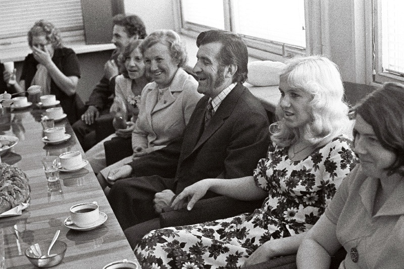 Tartu rajooni Võrtsjärve kolhoosi mehhanisaatorite ja lüpsjate komsomoli- ja noortebrigaadide esindajad külas ajalehe „Noorte Hääl“ toimetuses. Paremalt: Ene Alevi, Maire Rõõm, kolhoosi esimees Kalev Raave, NLKP 25. kongressi delegaat, mitmekordne künnimeister Erika Rõõm, Õie Saareots, Eduard Dunkel.