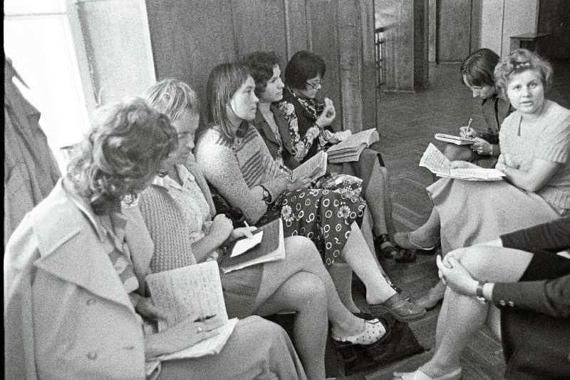 E. Vilde nimelise Tallinna Pedagoogilise Instituudi inglise ja saksa keele neljanda kursuse    üliõpilased eksami ukse taga.