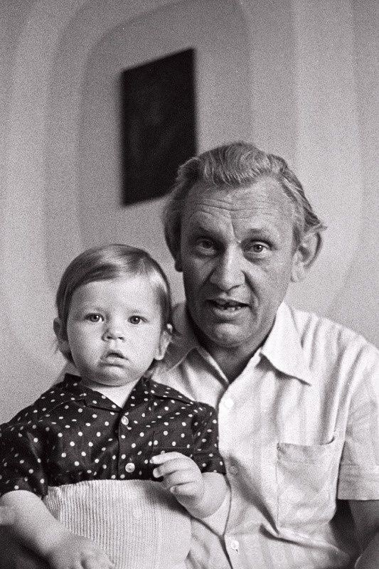 Eesti NSV rahvakunstnik, RAT „Estonia“ peakoormeister Uno Järvela lapselapesega.