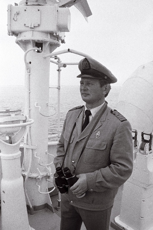 Eesti NSV Vetelpäästeühingu Keskkomitee õppe- ja reisilaeva „Laine“ kapten Endel Liivaku kaptenisillal.