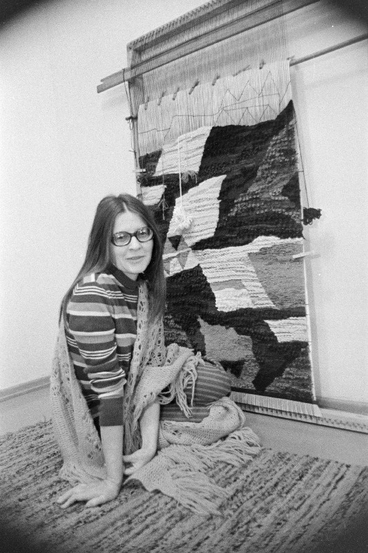 Rahvatööndusettevõtte „Kodu“ vanemkunstnik Erika Tammpere.