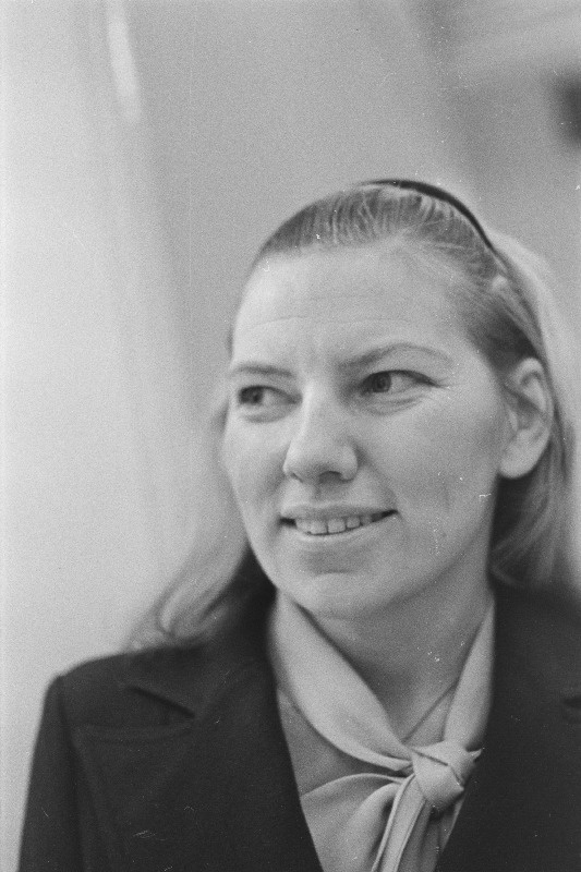 Reet Kaasik, Tartu Riikliku Ülikooli vanemõpetaja, keda premeeriti 1976. aasta EKLNÜ teaduse- ja tehnikapreemiaga uurimuse „Verbide ja verbaalsubstaktiivide tuletusvahekorrad tänapäeva eesti keeles“ ees.