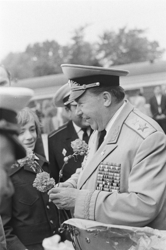 Üleliidulise komsomoli- ja noortematka keskstaabi liige, suurtükiväemarssal Konstantin Kasakov XI vabariiklikul kokkutulekul „Tunne ja kaitse oma kodumaad“.
