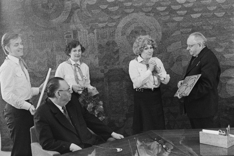 V. I. Lenini nimelise Üleliidulise Pioneeriorganisatsiooni 55. aastapäeva puhul toimub parimate pioneeritöötajate pidulik vastuvõtt EKP Keskkomitees. (Paremalt) EKP Keskkomitee esimene sekretär Johannes Käbin; Varstu Keskkooli vanempioneerijuht Saima Saik, Jõgeva Rajooni TSN Täitevkomitee haridusosakonna metoodik Marianne Orgulas, EKP Keskkomitee teine sekretär Konstantin Lebedev; ELKNÜ Tartu Linnakomitee sekretär Andres Raa.