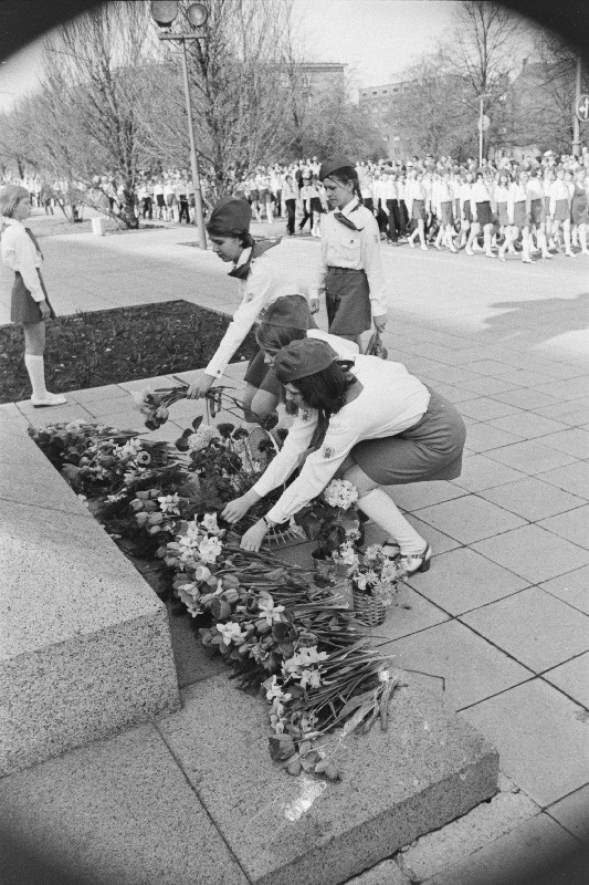 V. I. Lenini nimelise Üleliidulise Pioneeriorganisatsiooni 55. aastapäeva puhul panevad pioneerid lilli V. I. Lenini mälestussamba jalamile.