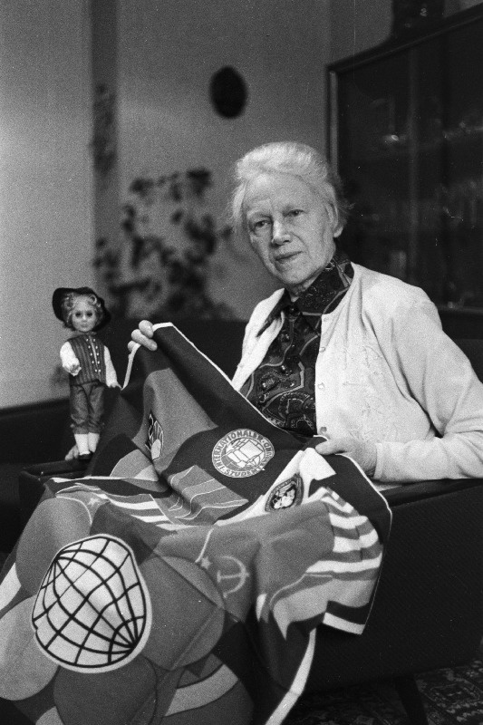 Eesti revolutsioonilise liikumise veteran, revolutsionäär Olga Lauristin koos kingitud suveniiriga.