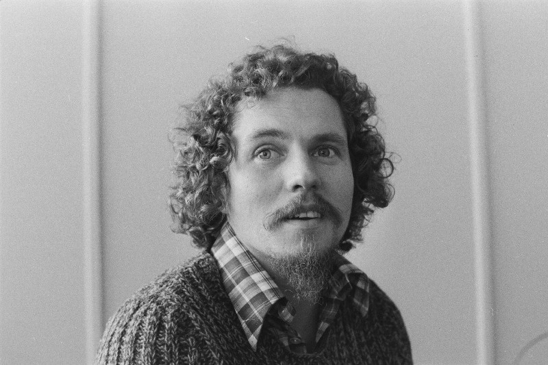 Kunstnik Illimar Paul, kes võttis osa vabariiklikust sügisnäitusest, mis oli pühendatud Suure Sotsialistiku Oktoobrirevolutsiooni 60. aastapäevale.