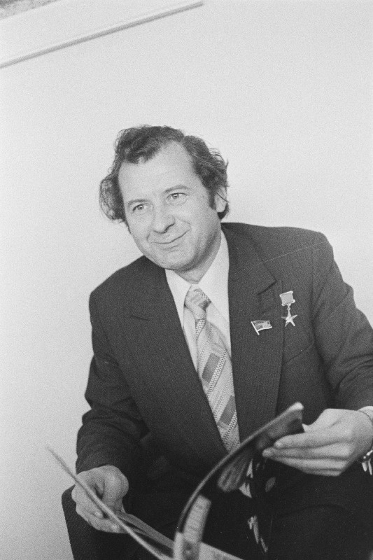 NSV Liidu Ülemnõukogu saadik, kalurikolhoosi „Hiiu Kalur“ kapten Henn Noor.