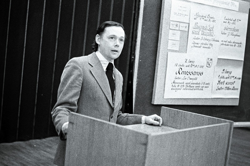 ENSV Kunstnike Liidu liikmete nimel tervitab Tallinna Polütehnilise Instituudi Kujutava Kunsti Rahvaülikooli 10. aastapäeva puhul graafik Enno Ootsing.